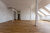***Reserviert*** Neu sanierte Dachgeschosswohnung mit Stellplatz in Erfurt-Süd - Wohnzimmer
