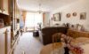 Langjährig vermietet und attraktiv kalkuliert – 3-Zimmer-Eigentumswohnung mit Balkon & Stellplatz - Wohnzimmer mit Zugang Balkon